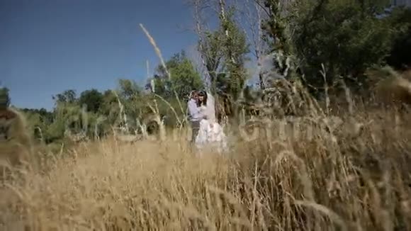 自然婚礼夫妇视频的预览图