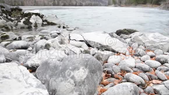 多利滑块拍摄了在森林附近的一条山河里飞溅的水潮湿的岩石和阳光水平稳定视频的预览图