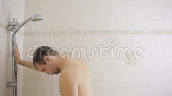 男人在淋浴时用洗发水洗头浴室视频的预览图