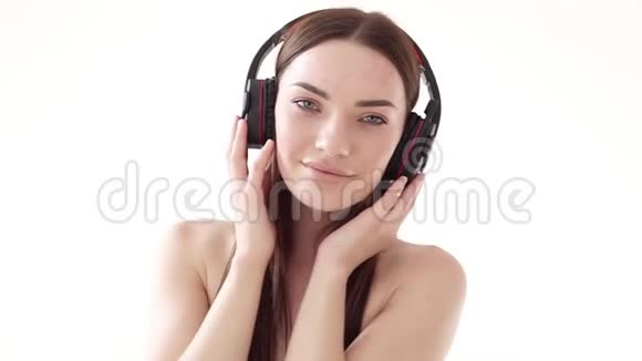 一个带音乐的大耳机女人的肖像视频的预览图
