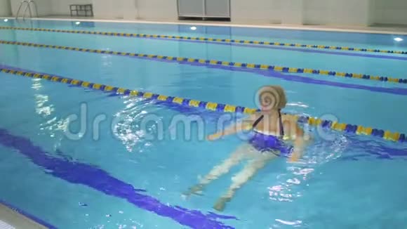 在游泳池接受培训的老年妇女视频的预览图