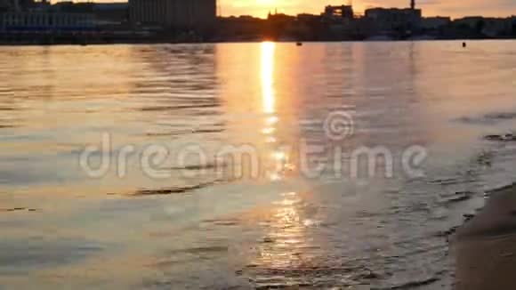日落海滩水上太阳视频的预览图