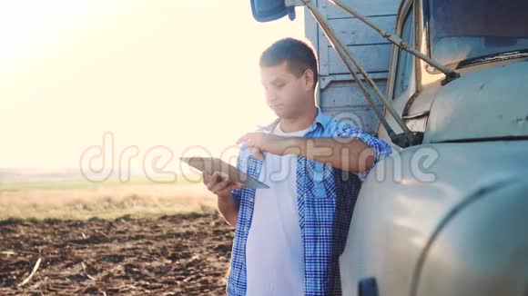 智慧农业男子农民司机站在卡车附近的数字平板电脑慢动作录像生活方式肖像视频的预览图