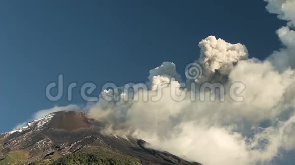 吞古拉华火山爆发视频的预览图