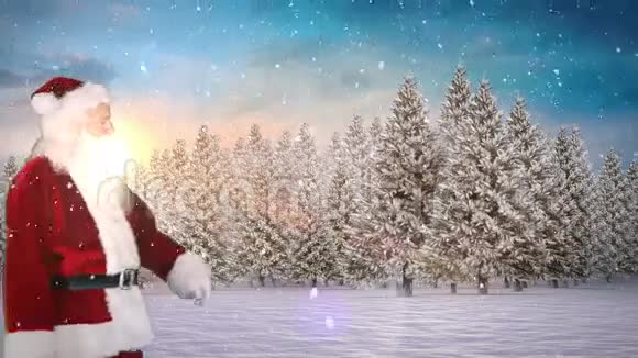 圣诞老人在白雪皑皑的冷杉林中表演视频的预览图
