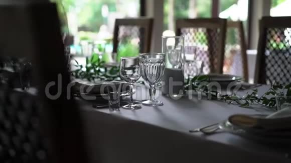 宴会装饰的桌子有餐具宴会厅的婚礼装饰提供节日餐桌餐盘餐巾纸视频的预览图