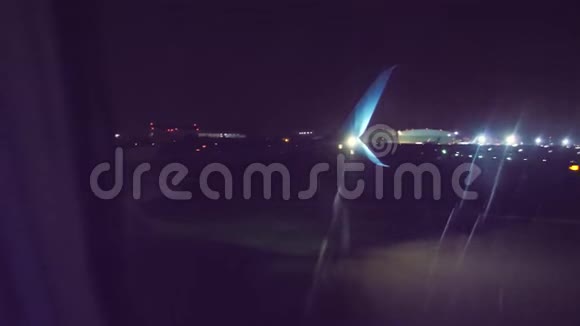 在机场降落起飞飞机飞行概念生活方式飞机晚上起飞视频的预览图