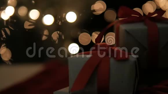带有bokeh灯的圣诞礼盒视频的预览图
