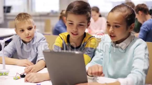 机器人学校的平板电脑编程儿童视频的预览图
