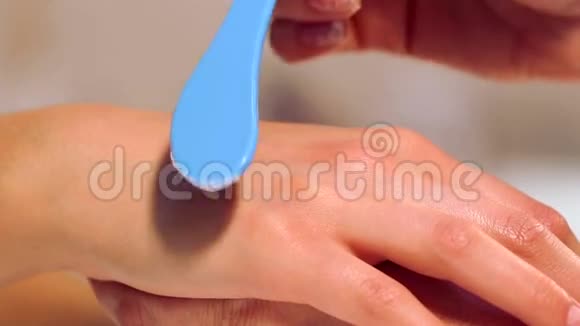 美容院的手工护理在水疗沙龙按摩手指和手腕水疗修指甲程序视频的预览图