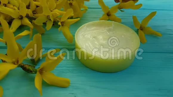 木制背景上的奶油黄色化妆花视频的预览图