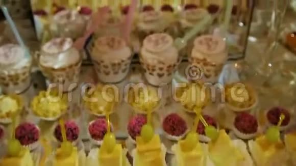 美味的婚宴糖果棒甜点桌视频的预览图