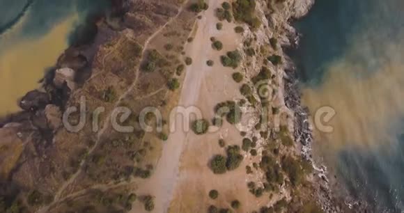 山峰日落和大海山谷边缘的史诗岩石和太阳耀斑4k无人机飞行视频的预览图