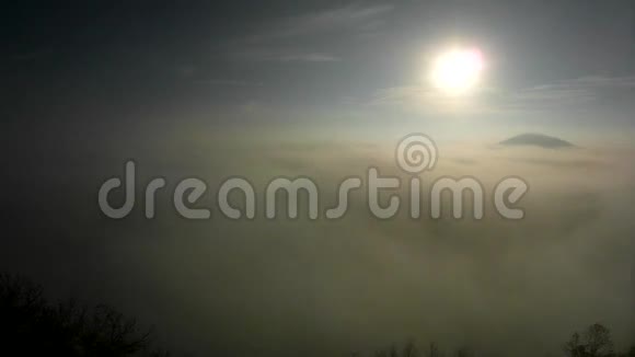 壮丽的重雾在景观中秋天雾化的日出在乡村山因雾而增加雾被染成橙色视频的预览图
