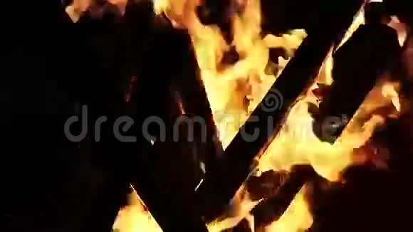 黑暗中的木火视频的预览图