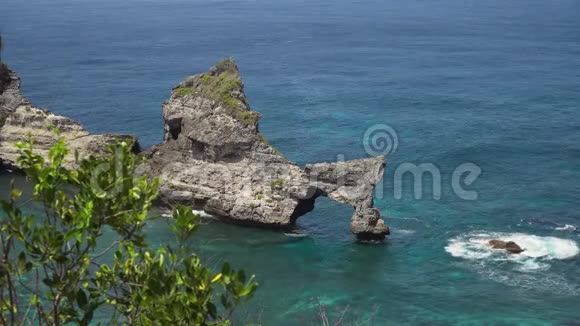 在海里的岩石印度尼西亚巴厘视频的预览图