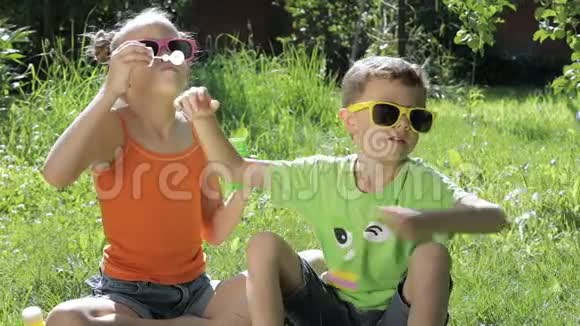 快乐的孩子们在公园里玩耍视频的预览图