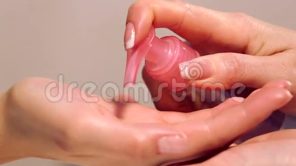 美容院的手工护理在水疗沙龙按摩手指和手腕水疗修指甲程序视频的预览图