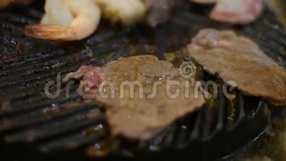 在瓦格玉烤架上烤生肉视频的预览图