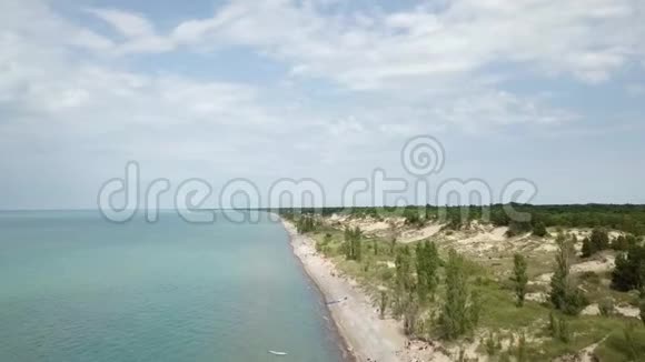 休伦湖海滩和水空中观景4k视频的预览图