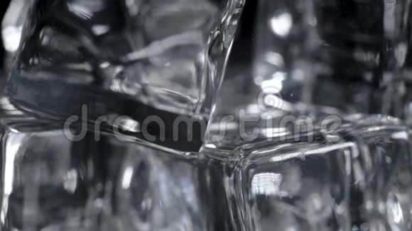玻璃中含有气泡的苏打水视频的预览图