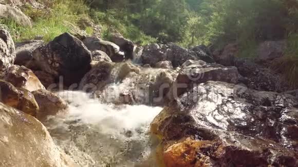 山溪在大自然的石头上视频的预览图