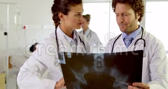 医生在病房里检查X光视频的预览图