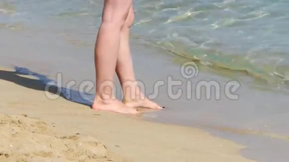 沙滩上晒黑的腿视频的预览图
