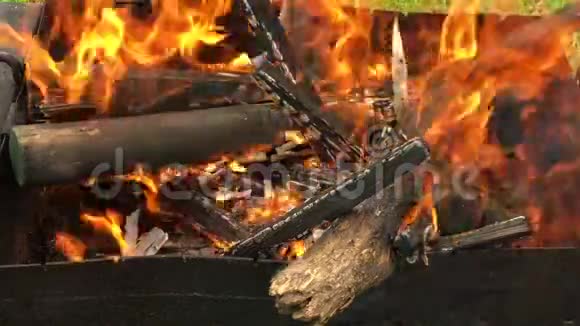 美丽的红火从切片木材深灰色黑色煤内金属胸罩视频的预览图