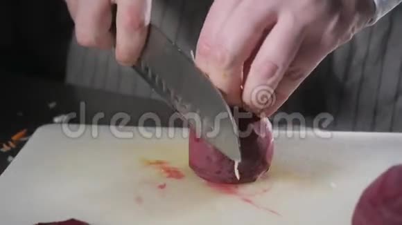 用刀切新鲜蔬菜的手特写年轻厨师在一个白色的切割板特写上切割甜菜烹饪视频的预览图