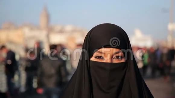 土耳其伊斯坦布尔街的查多戴着黑色头巾的女人视频的预览图