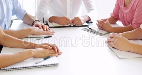 商务人士在开会时把手放在一起视频的预览图