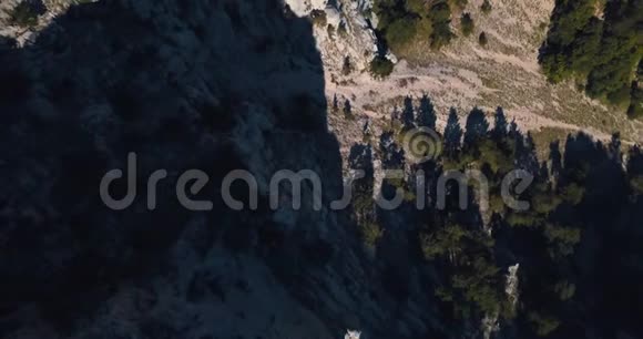 山峰日落和大海山谷边缘的史诗岩石和太阳耀斑4k无人机飞行视频的预览图
