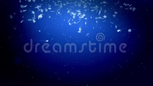 闪亮的3d雪花在蓝色背景上空中飞舞用作圣诞节新年贺卡或冬季主题或视频的预览图