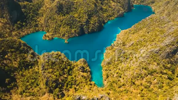 卡扬干山湖位于一个热带岛屿菲律宾科罗恩巴拉望视频的预览图