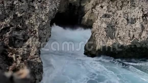 海岸线景观带海波视频的预览图