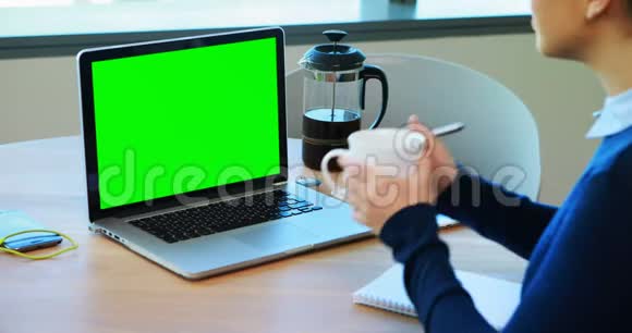 女性高管在笔记本电脑上工作视频的预览图