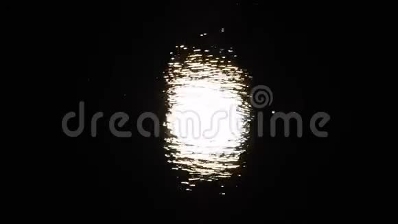 湖面上的超级猎人月亮视频的预览图