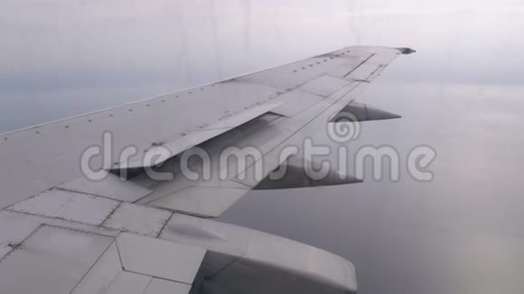 从乘用飞机窗口看云上飞行的机翼视频的预览图