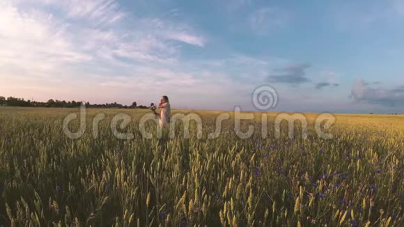 带着鲜花走在谷地上的女孩视频的预览图