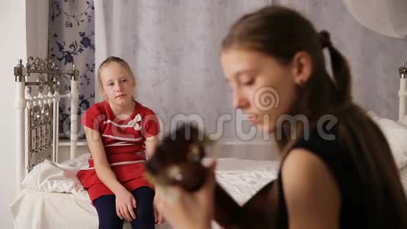 弹吉他的女孩视频的预览图
