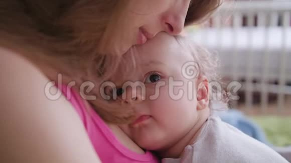 年轻的母亲抱着她的孩子视频的预览图