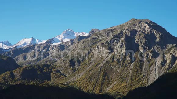 高加索山脉的景观视频的预览图