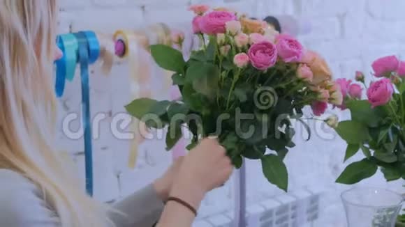 在花店做花艺的专业花艺师视频的预览图