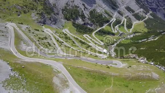 通往意大利的斯特尔维奥山口的路令人惊叹的山弯空中景色创造了美丽的形状视频的预览图