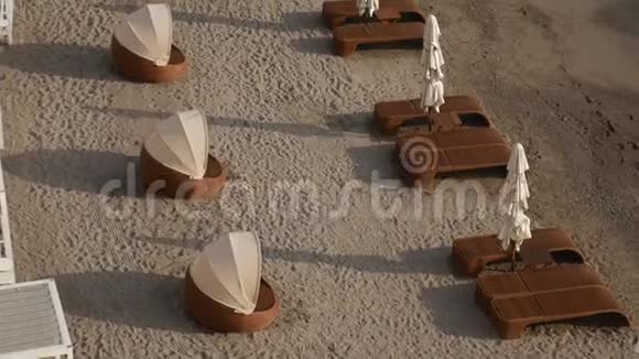 海滩上的太阳床和雨伞黑山海滩视频的预览图