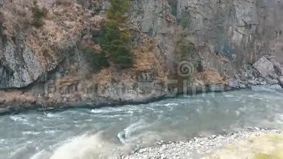 山河用无人机射击视频的预览图
