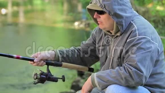 在河里钓鱼的人视频的预览图