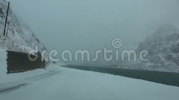 挪威暴风雪期间在E10开车视频的预览图
