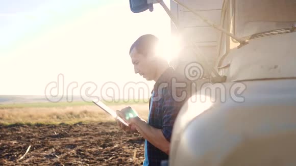 智慧农业男子农民司机站在卡车附近的数字平板电脑慢动作视频肖像商人视频的预览图